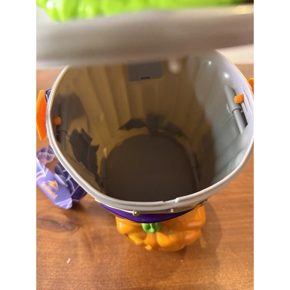2024 Seaworld Halloween Spooktacular Oscar the Grouch Popcorn Bucket Decor